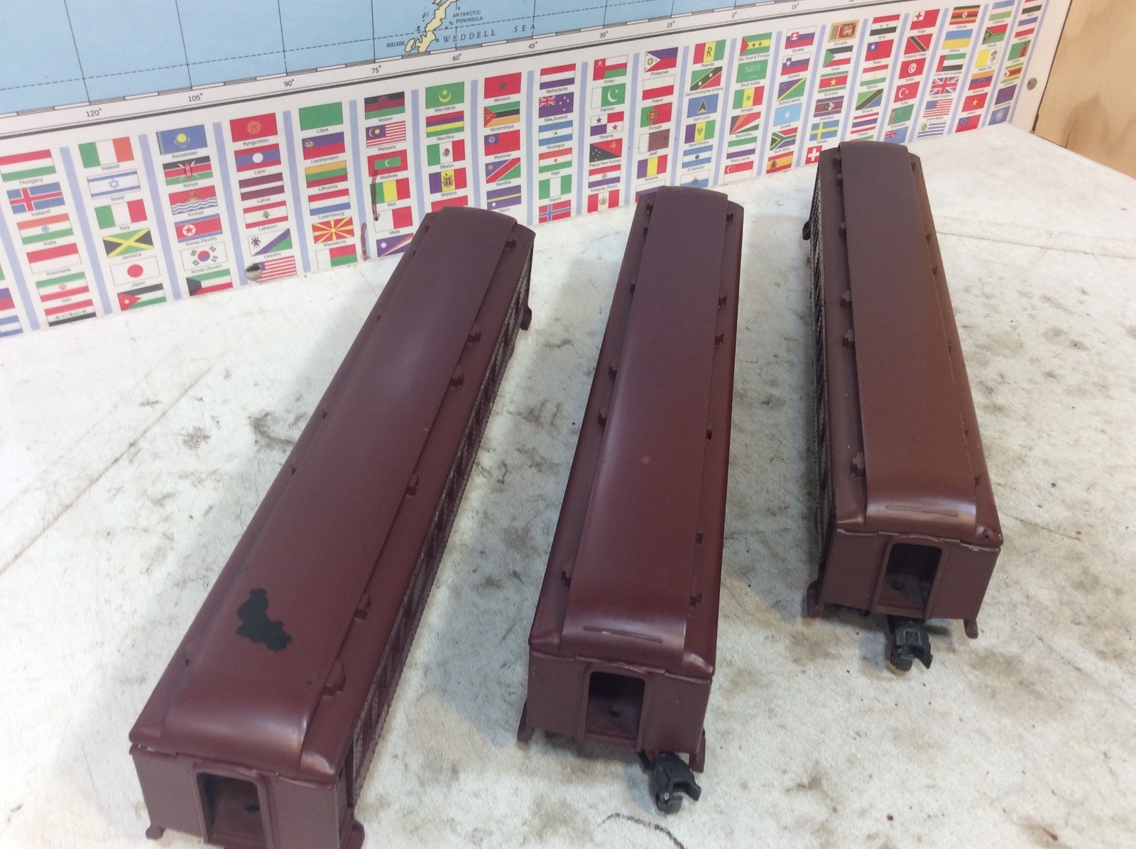Lionel 726 Steam Engine and 3 Madison Passenger Cars O Gauge / 027