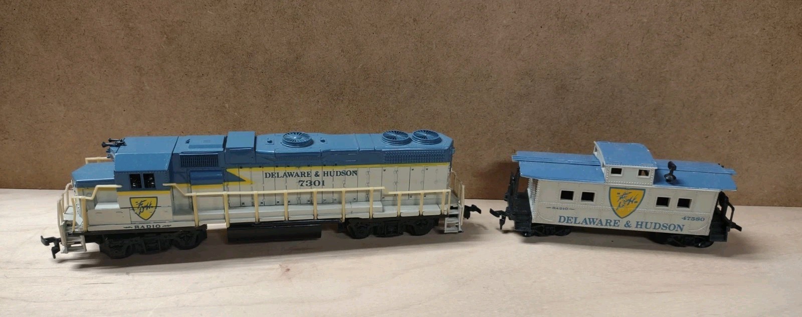 Life-Like HO Delaware & Hudson 7301 Locomotive W/Matching Caboose 47580 Working