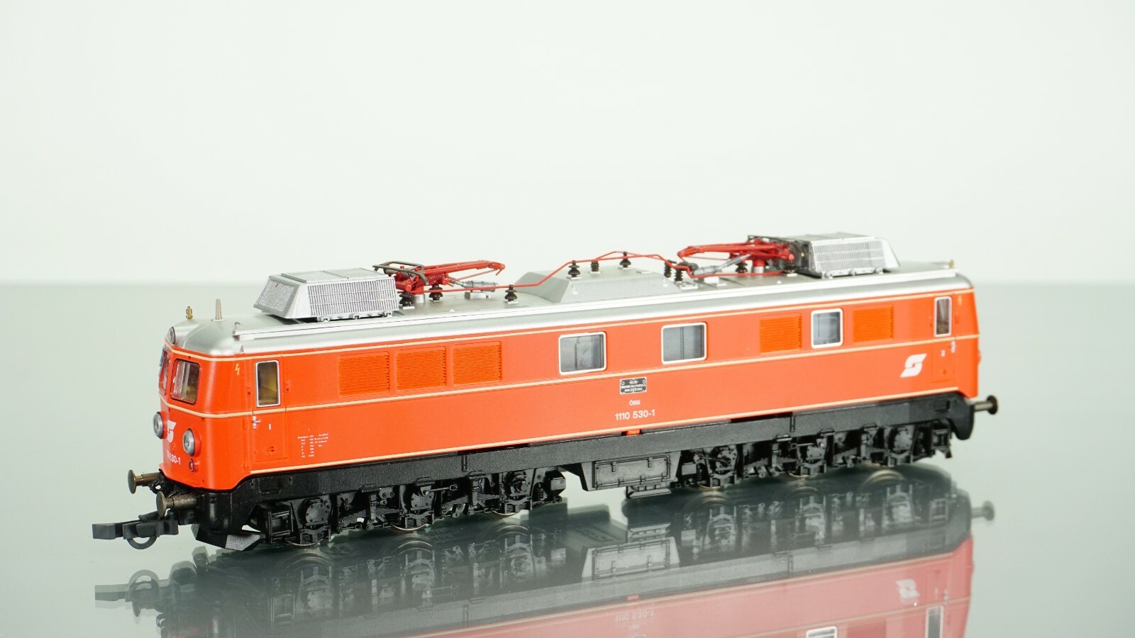 Roco 43766 1110 530-1 Electric Locomotive OBB DC/DCC HO scale