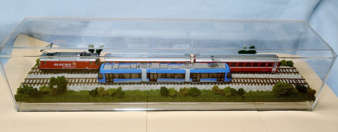 N SCALE 16″ DOUBLE-TRACK DISPLAY CASE – SUMMER SCENE-FOR ANY N TRAINS