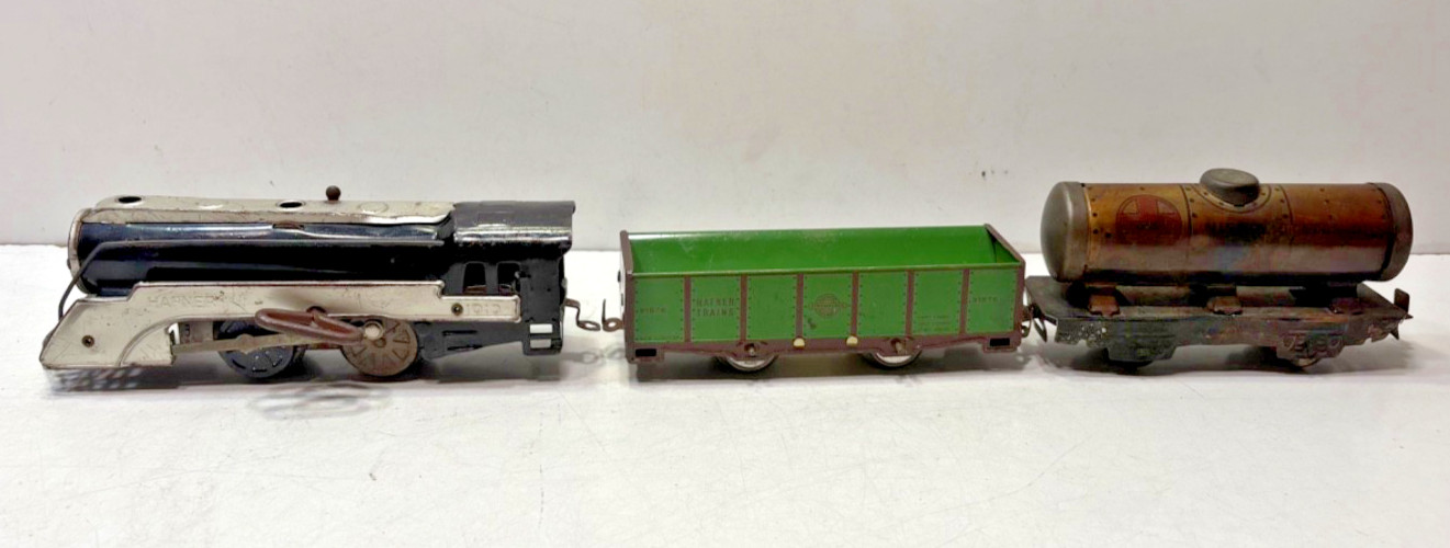 VINTAGE HAFNER 1010 “O-27” SCALE WIND UP LOCOMOTIVE & 2 CARS, RUNS