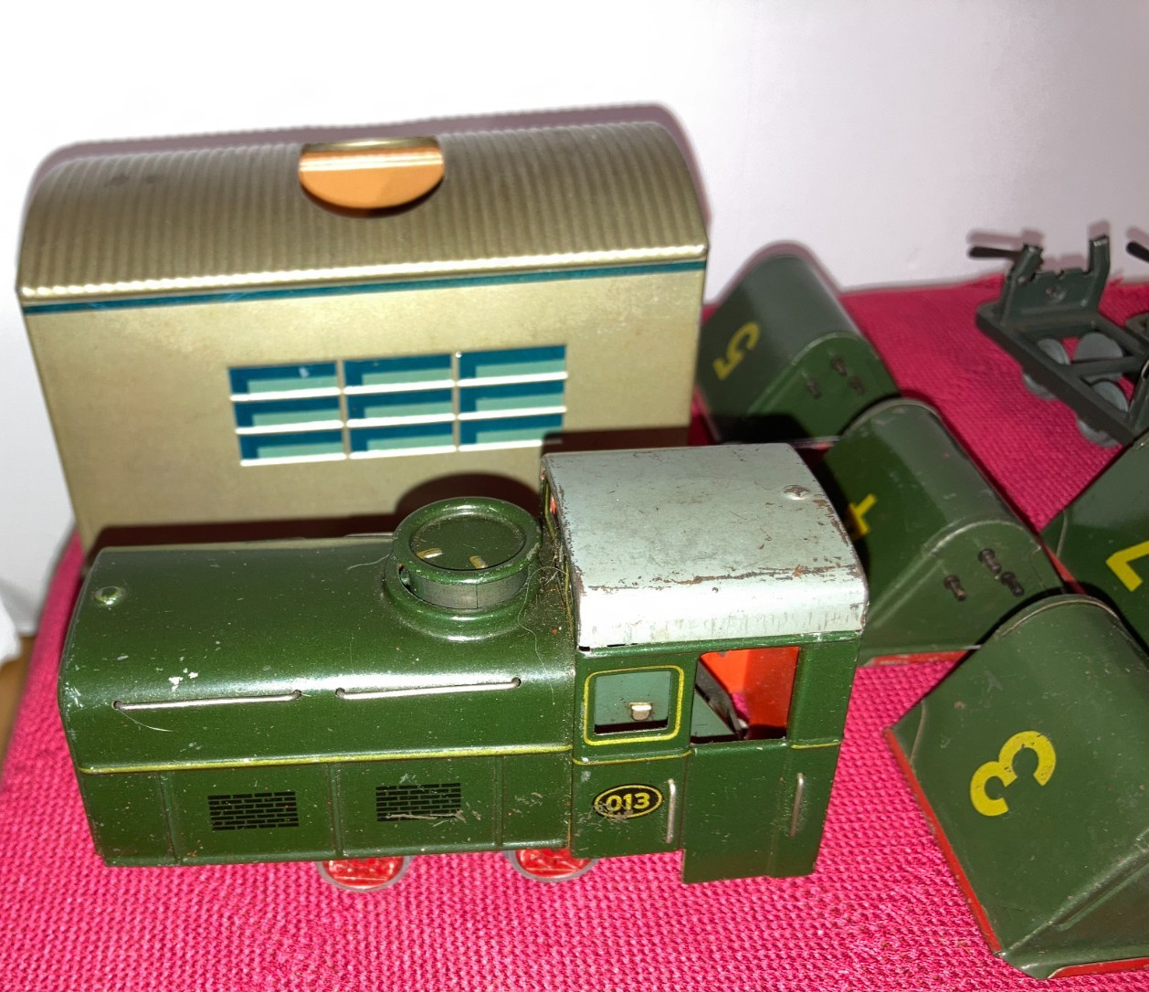 Biller Bahn “O” Clockwork 013, Shed, 5 Dump Cars, (3-7) 28 Pcs Track + Runs