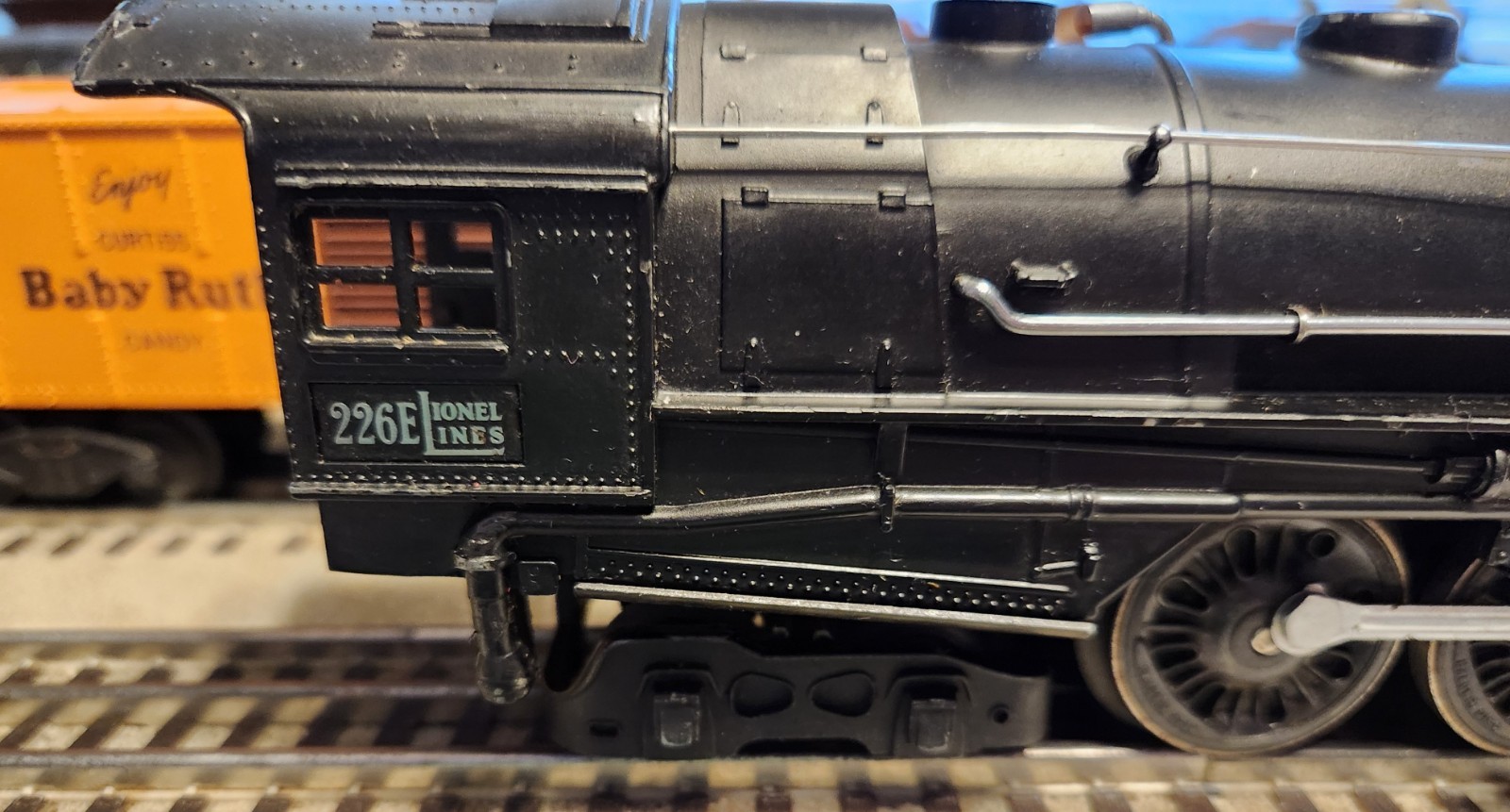 Lionel 226E LOCOMOTIVE ONLY IN GOOD CONDITION CLEAN AND IT RUNS WELL.