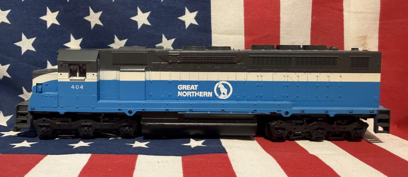 HO Great Northern 404 Dummy Diesel Locomotive Rolls Smoothly Nice Paint As-Is
