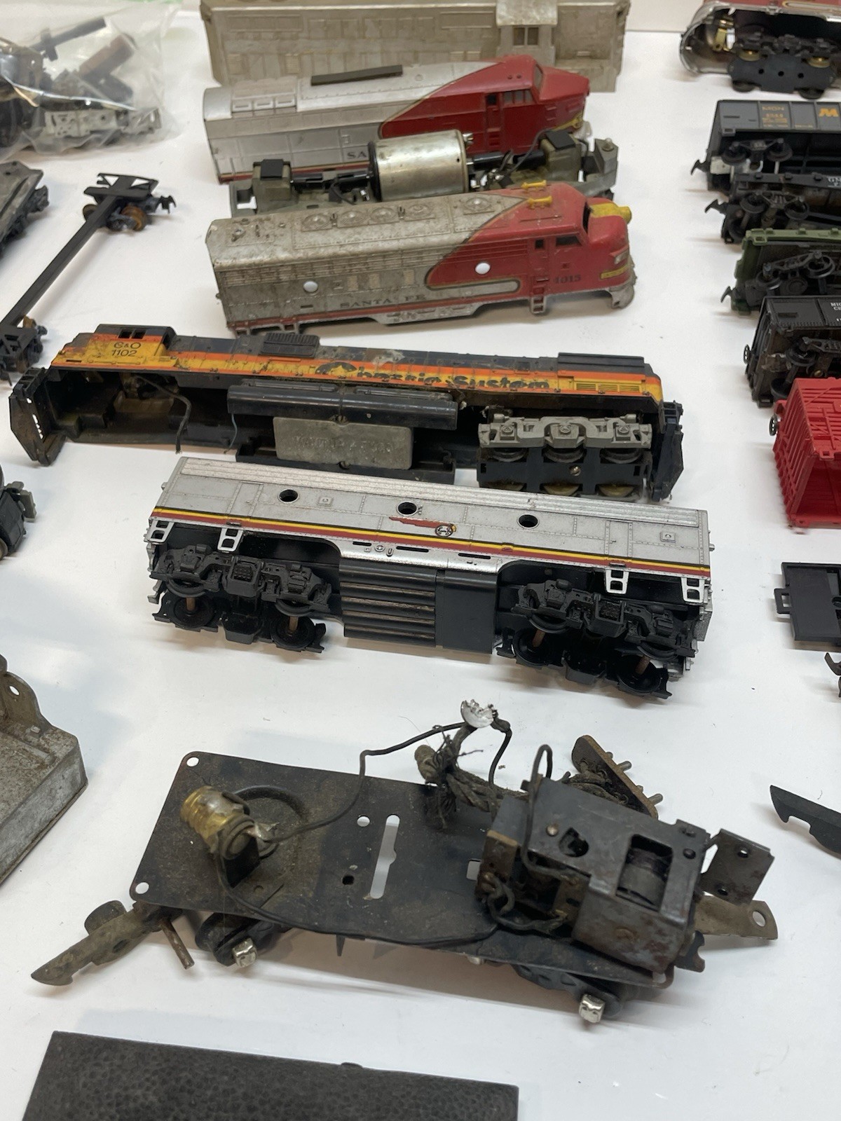 Vtg HUGE Lot HO Locomotives, Train Cars, Parts & Pieces Mixed *FOR PARTS AS IS*