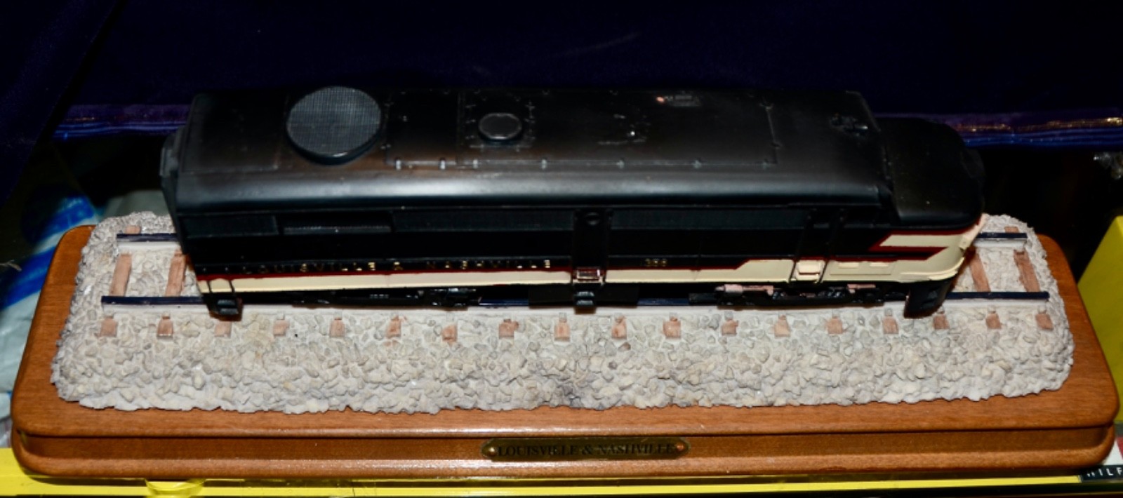 Loisville & Nashville Diesel Locomotive Ceramic Display