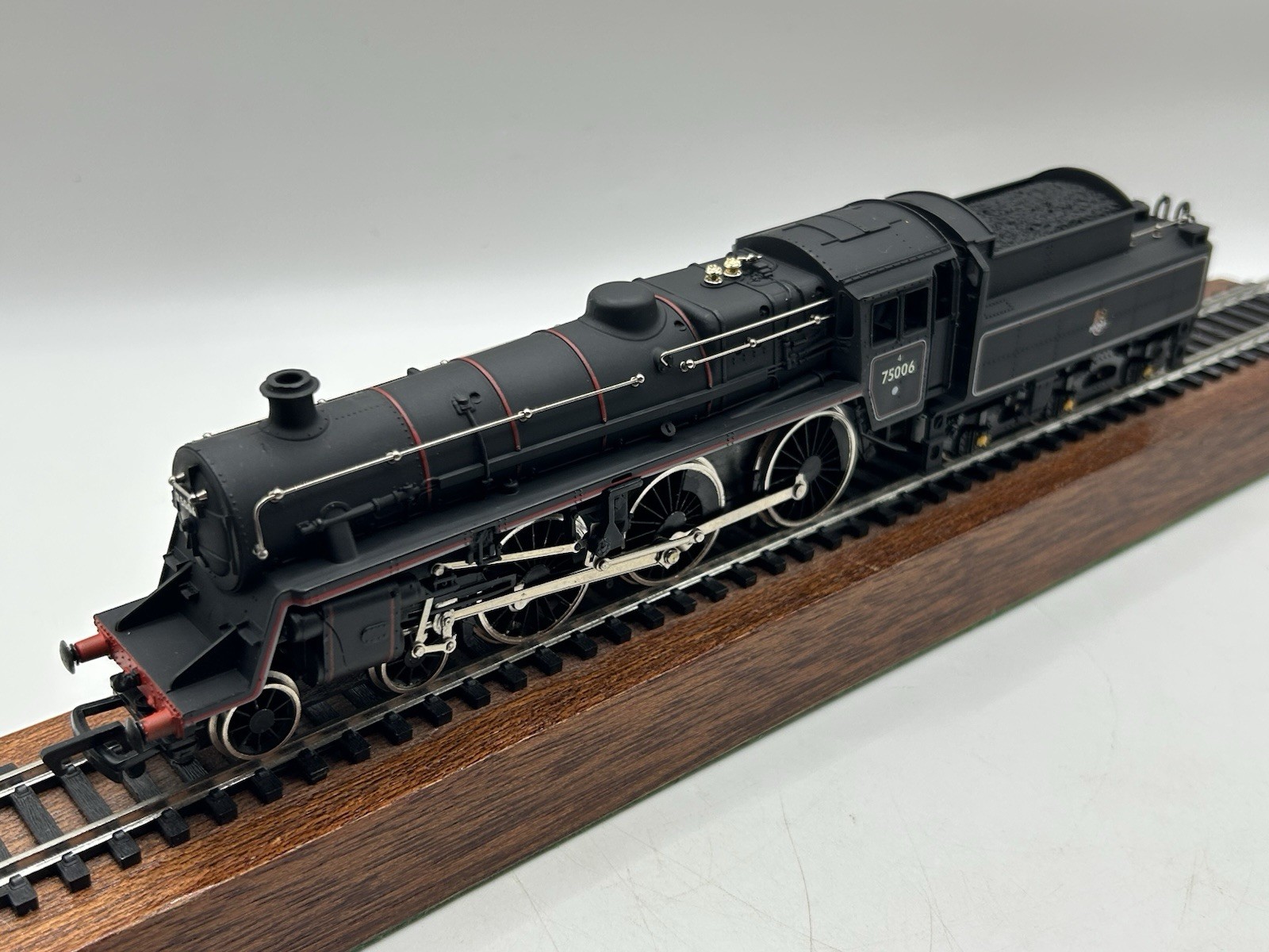 OO Mainline 37-052 BR Standard Class 4MT 4-6-0 Steam Locomotive – (EX BOXED)