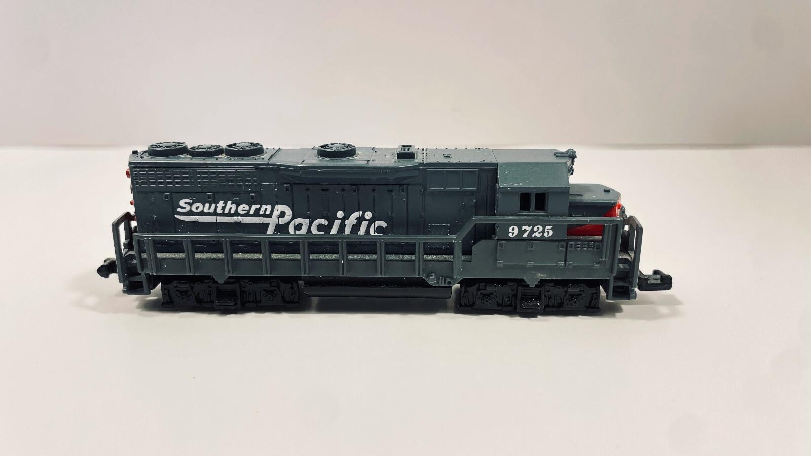 Southern Pacific Locomotive #9725 Model Train High Speed In Box