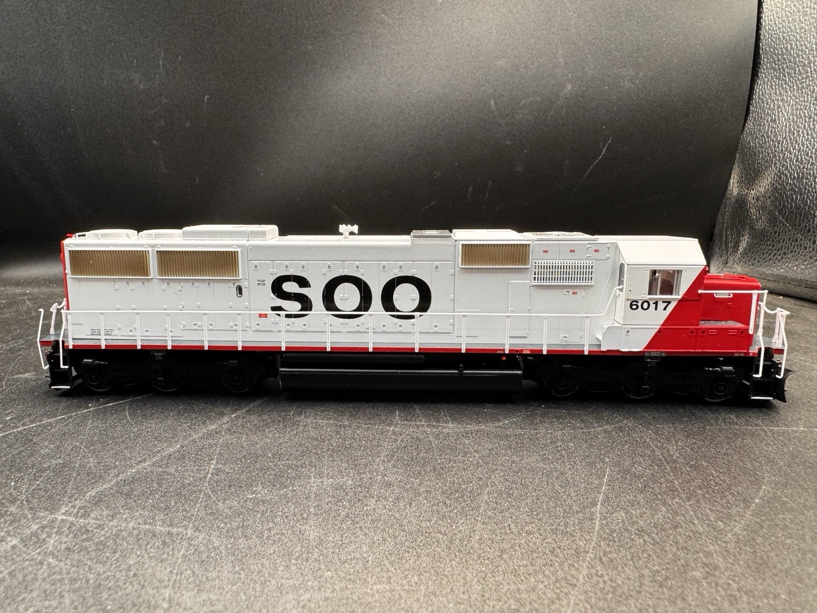 Athearn RTR 6017 Soo Line SD60 Red/White Ho Scale DC/DCC Ready 79862