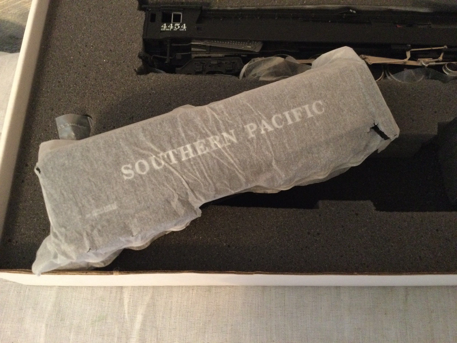 Bachmann Plus GS4 4-8-4 Black & Silver War Baby – Southern Pacific 4454 NOS