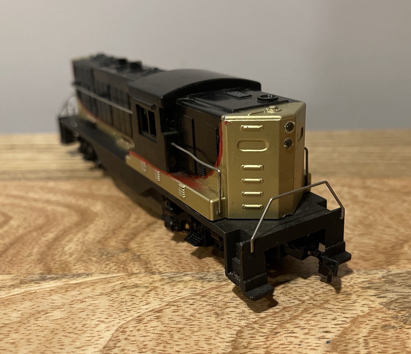 HO scale NORTHERN PACIFIC 6935 DIESEL LOCOMOTIVE