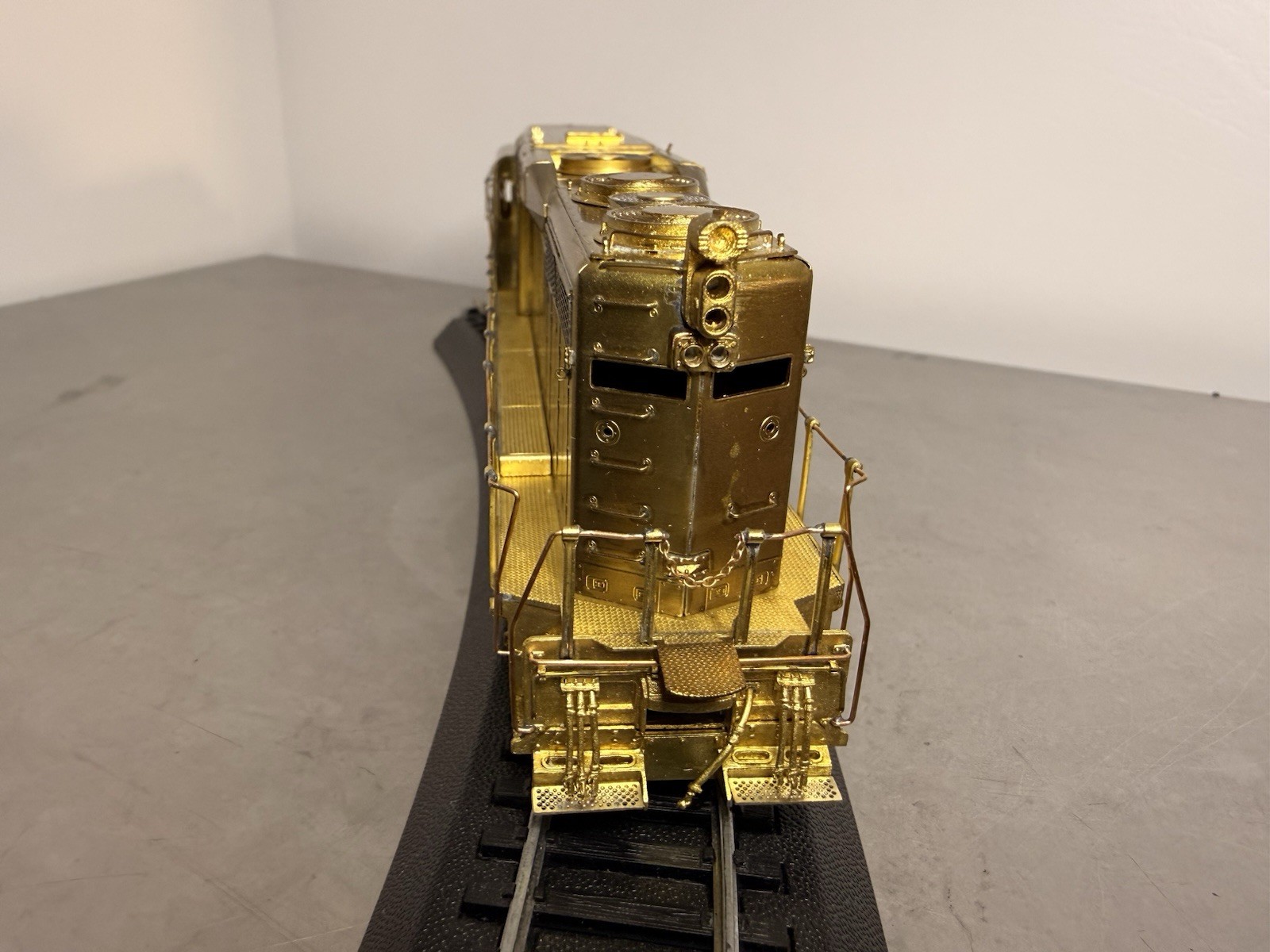 Overland Models – Brass – SP (Southern Pacific) GP30 Phase II Low Hood – NEW