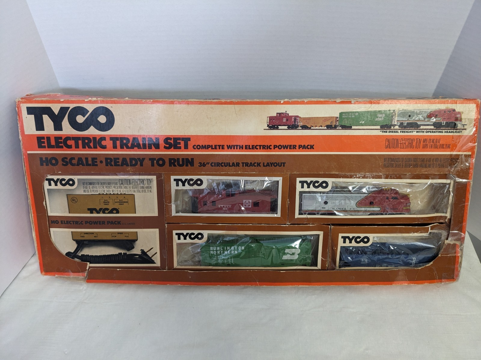 Vintage 1975 Tyco HO Scale Santa Fe Electric Train Set w brochure & price list