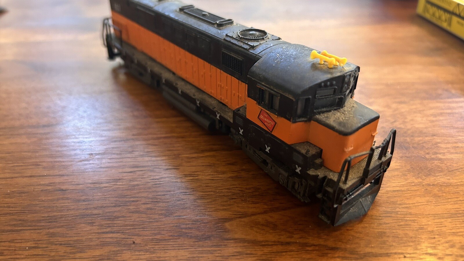 AHM HO SCALE ALCO CENTURY 424 MILWAUKEE ROAD DIESEL LOCOMOTIVE #807