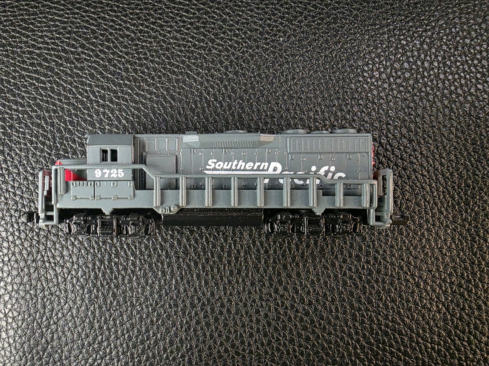 Southern Pacific Locomotive 9725 N Scale Model Train Engine Diesel