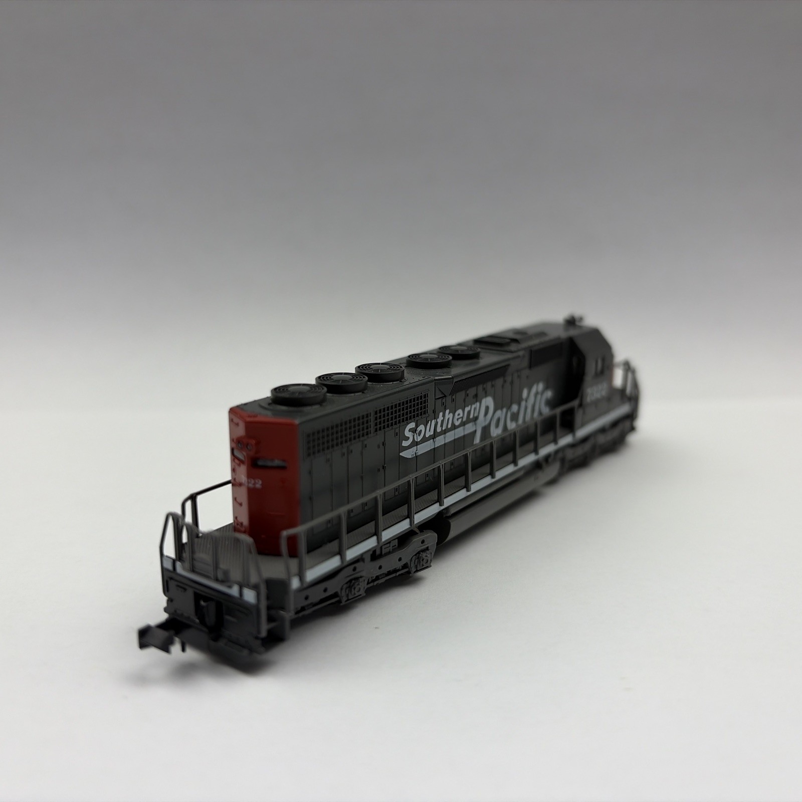 KATO #176-20U POWERED EMD SD40 DIESEL LOCOMOTIVE- SOUTHERN PACIFIC #7322 N