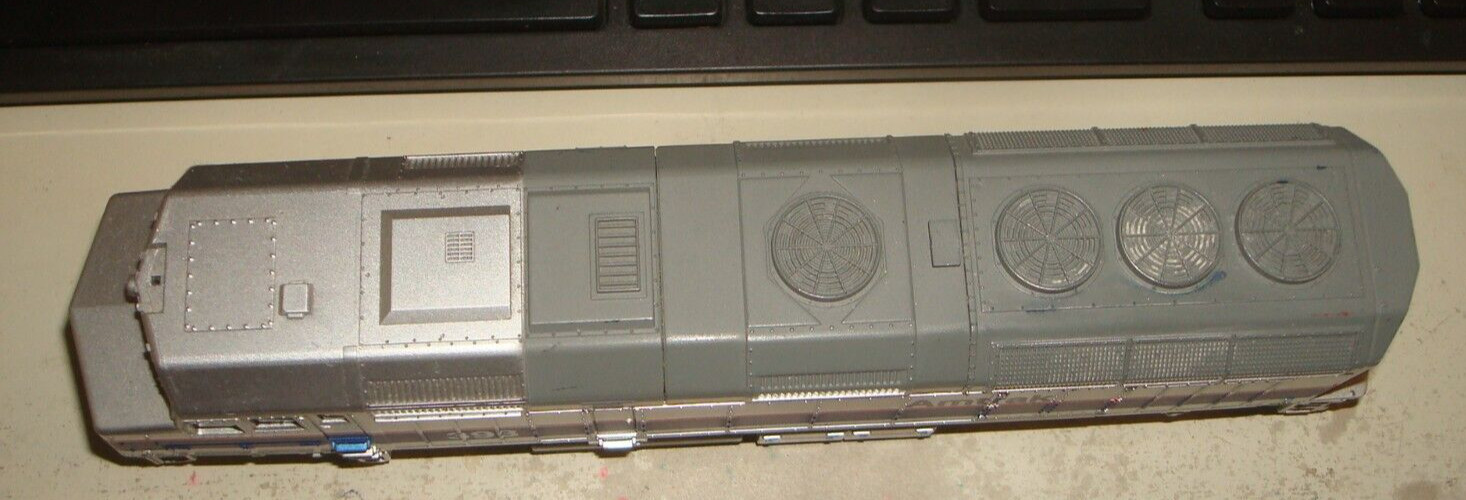 HO. WALTHERS TRAINLINE. AMTRAK. PHASE IV EMD. F40PH POWERED. # 393