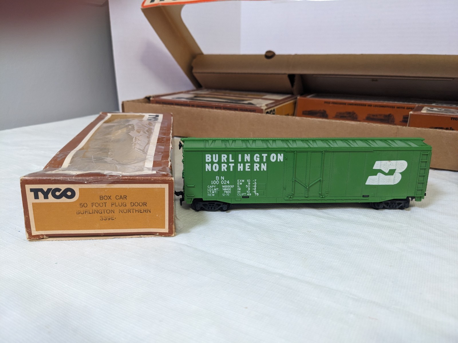 Vintage 1975 Tyco HO Scale Santa Fe Electric Train Set w brochure & price list