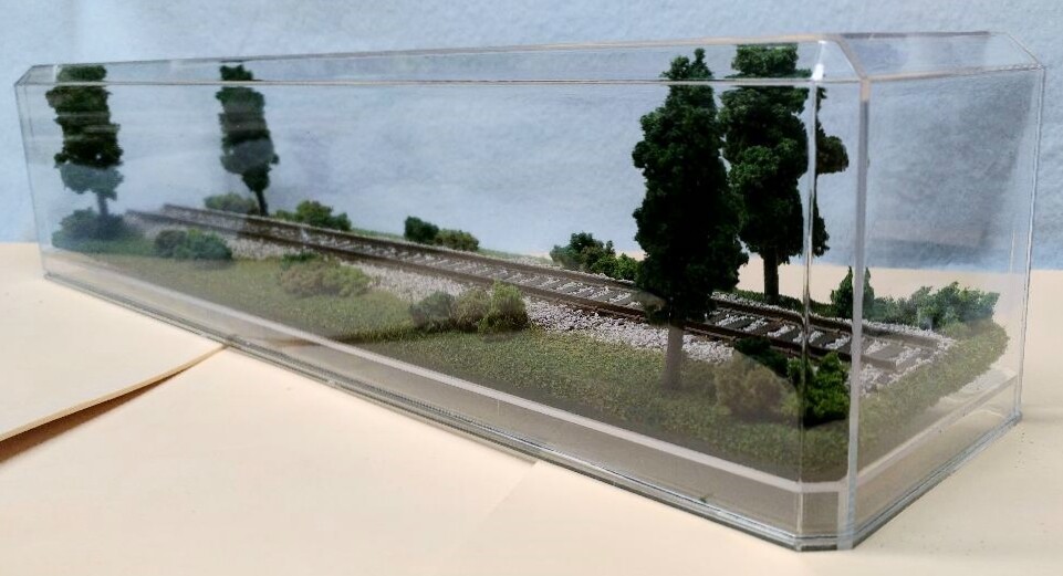 HO SCALE 16″ SINGLE TRACK HO TRAIN DISPLAY CASE -SUMMER SCENE FOR ANY HO