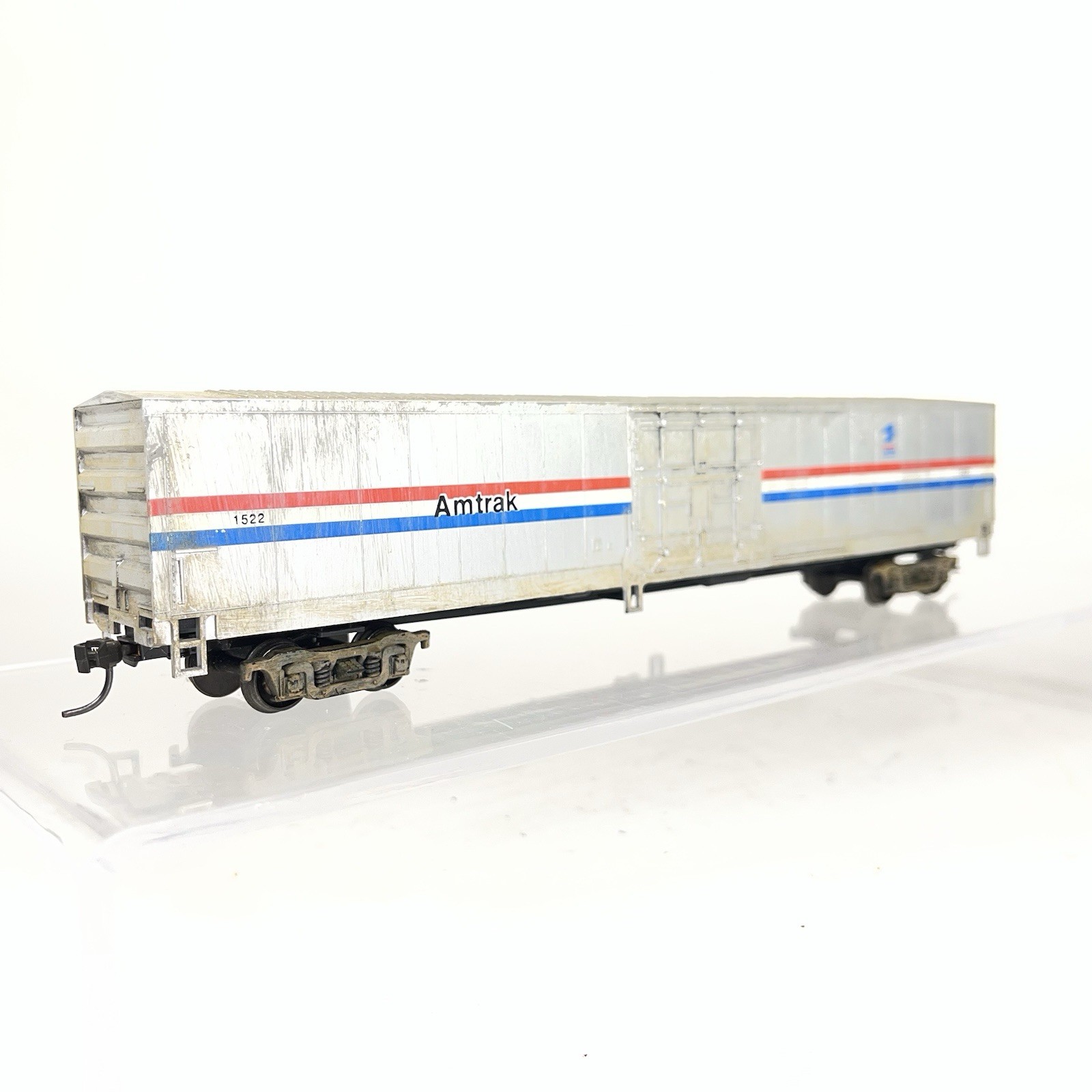 Walthers HO Amtrak AMTK #1522 Mail Boxcar Weathered
