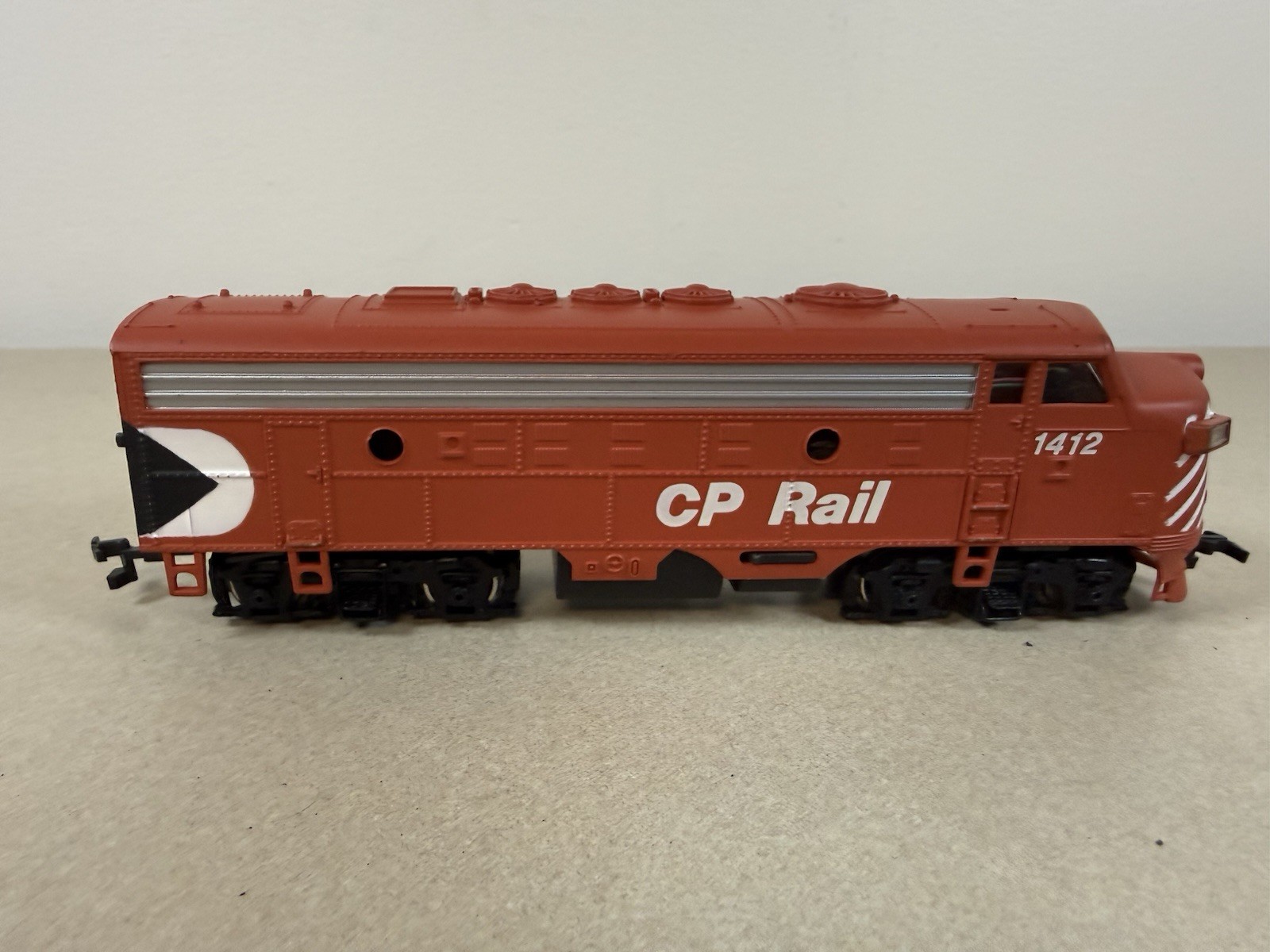 CP Rail 1412 HO Scale Diesel Locomotive Bachmann Model Train Red Black White