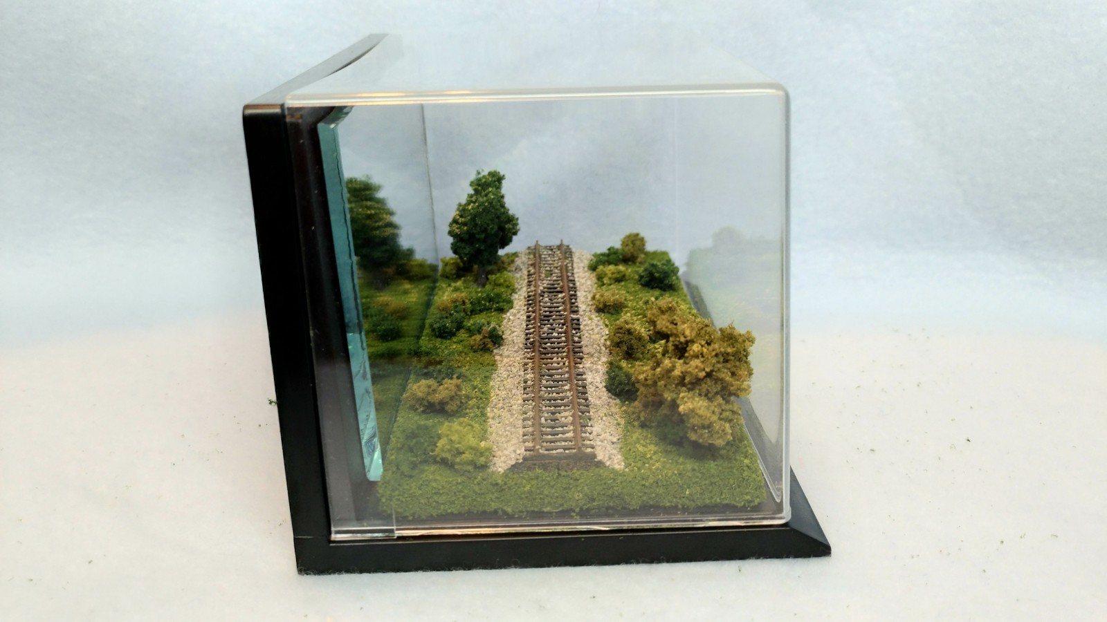 Z SCALE DISPLAY MIRROR CASE – GREAT VIEW FOR ANY Z LOCO OR CAR