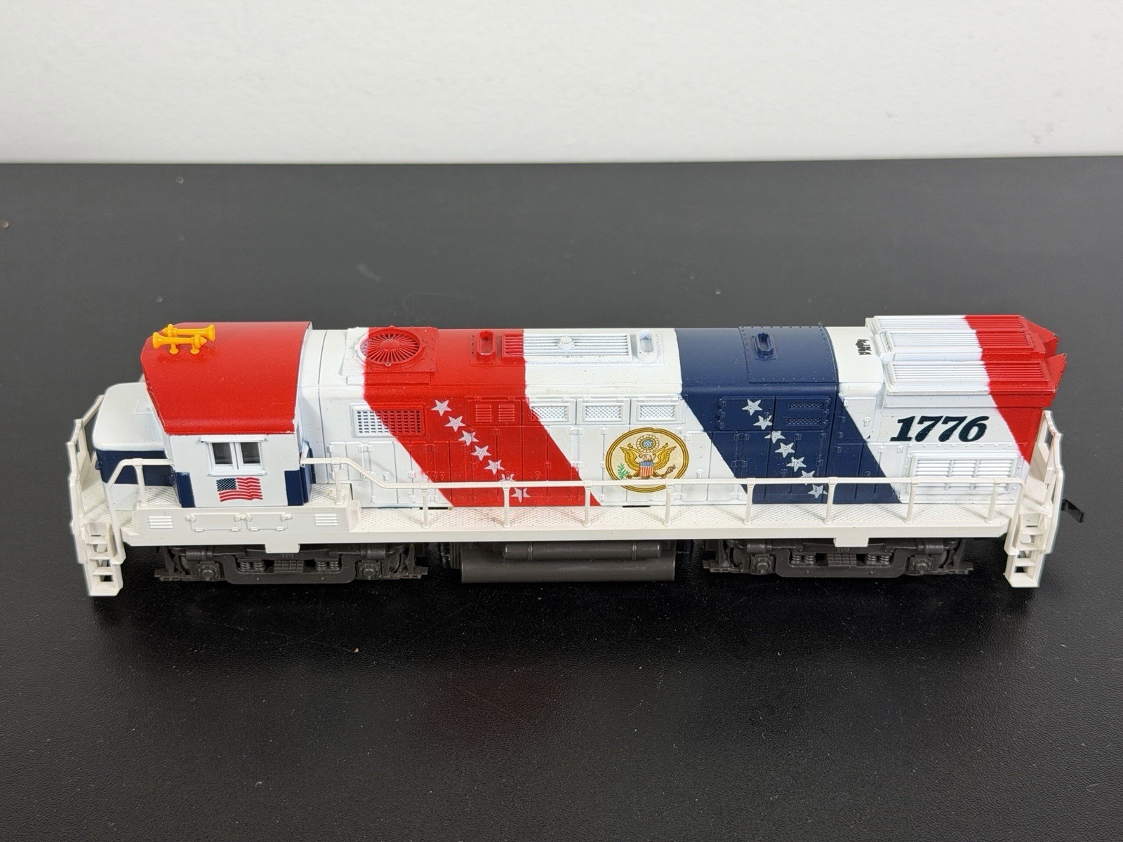 AHM 79-64 Spirit Of 76 2 Powered ALCO C424 & caboose NOS