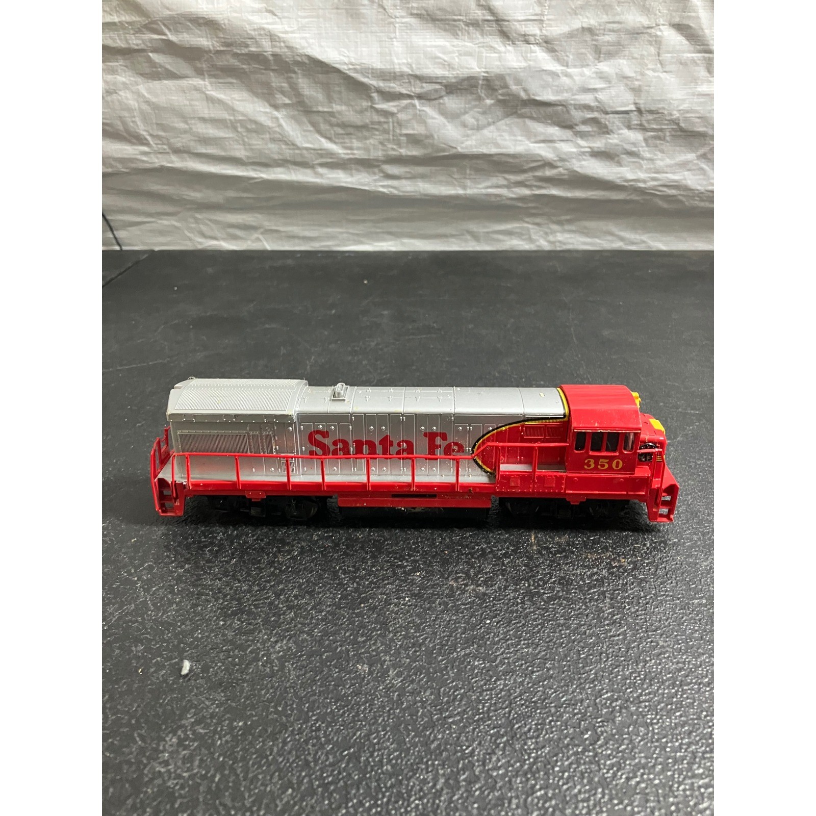 Bachmann HO Scale Santa Fe 350 Diesel Locomotive Lighted Engine Red Silver