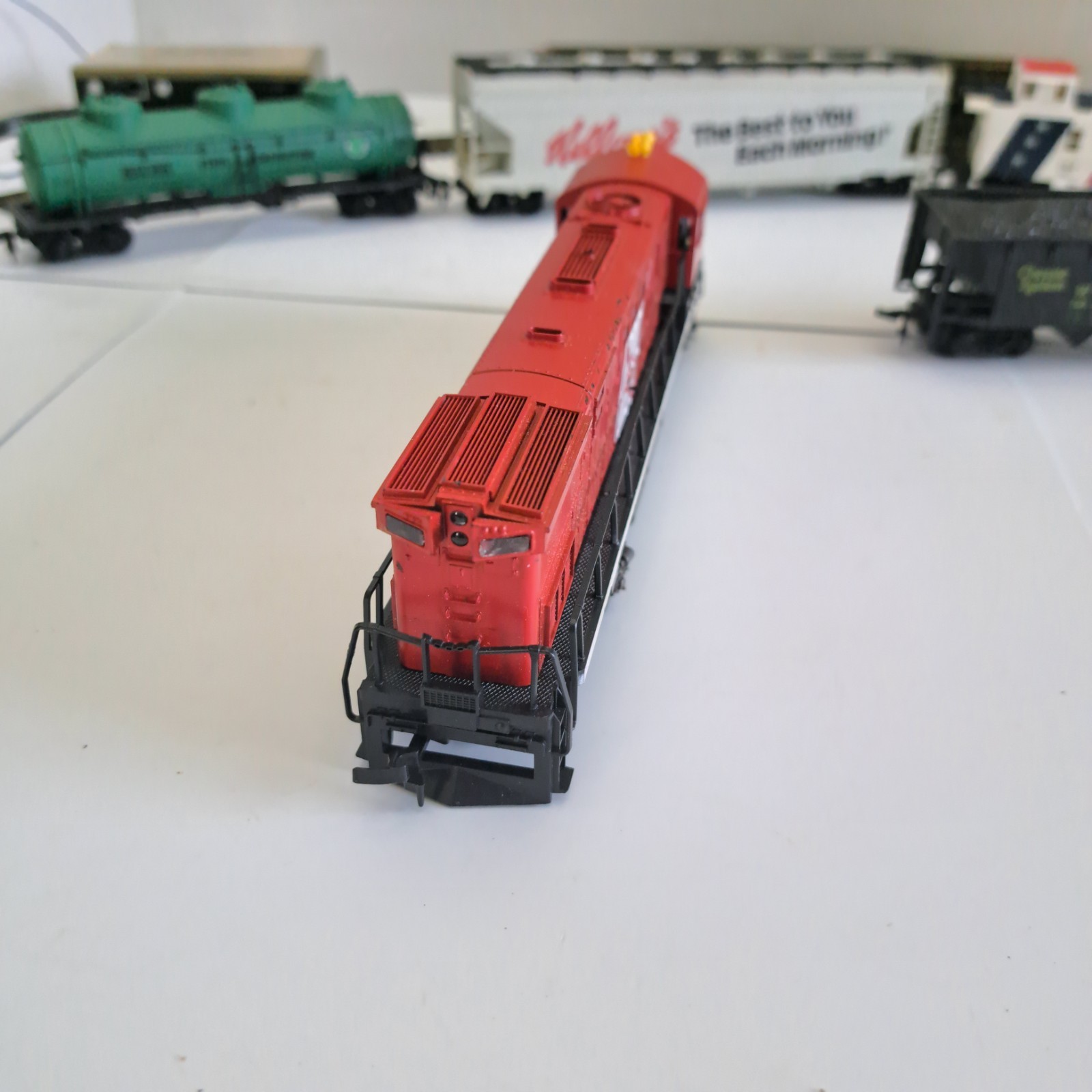 HO Scale AHM Alco Century 424 Central NJ Locomotive 1540, Tender, 3 Cars, Tracks