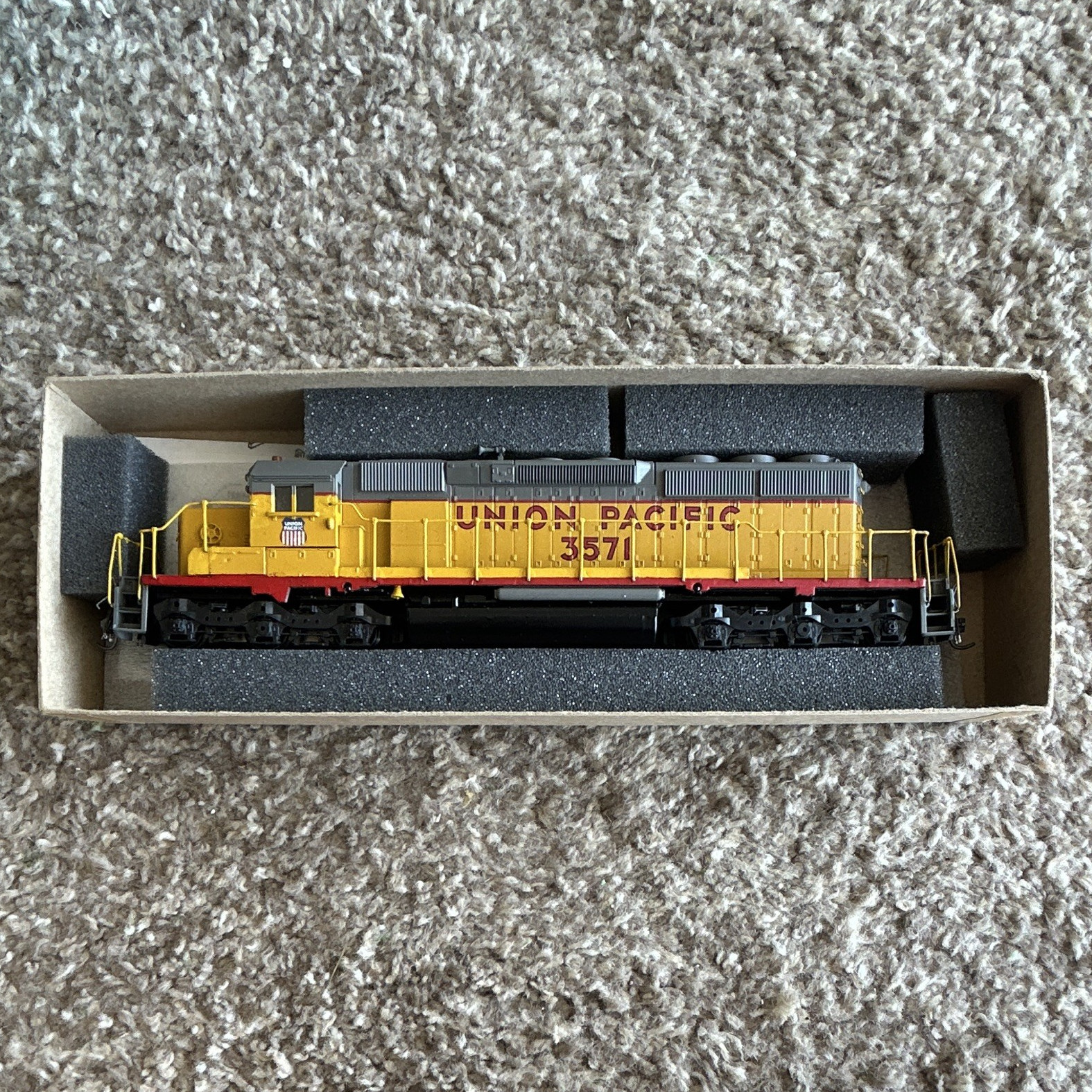 Dummy Athearn HO Union Pacific SD40-2 Diesel Locomotive #3571 DC Analog
