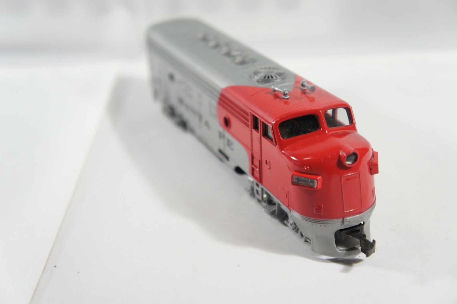 Bachman HO Scale Santa Fe Lighted Locomotive ENGINE Red Silver Black 307, in Box