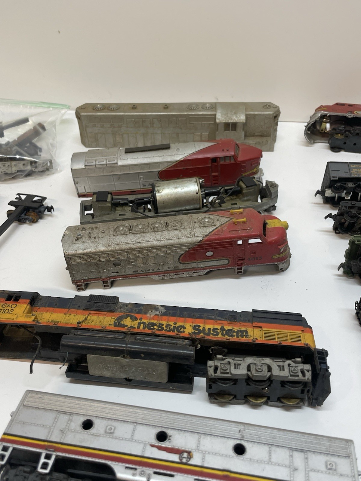 Vtg HUGE Lot HO Locomotives, Train Cars, Parts & Pieces Mixed *FOR PARTS AS IS*