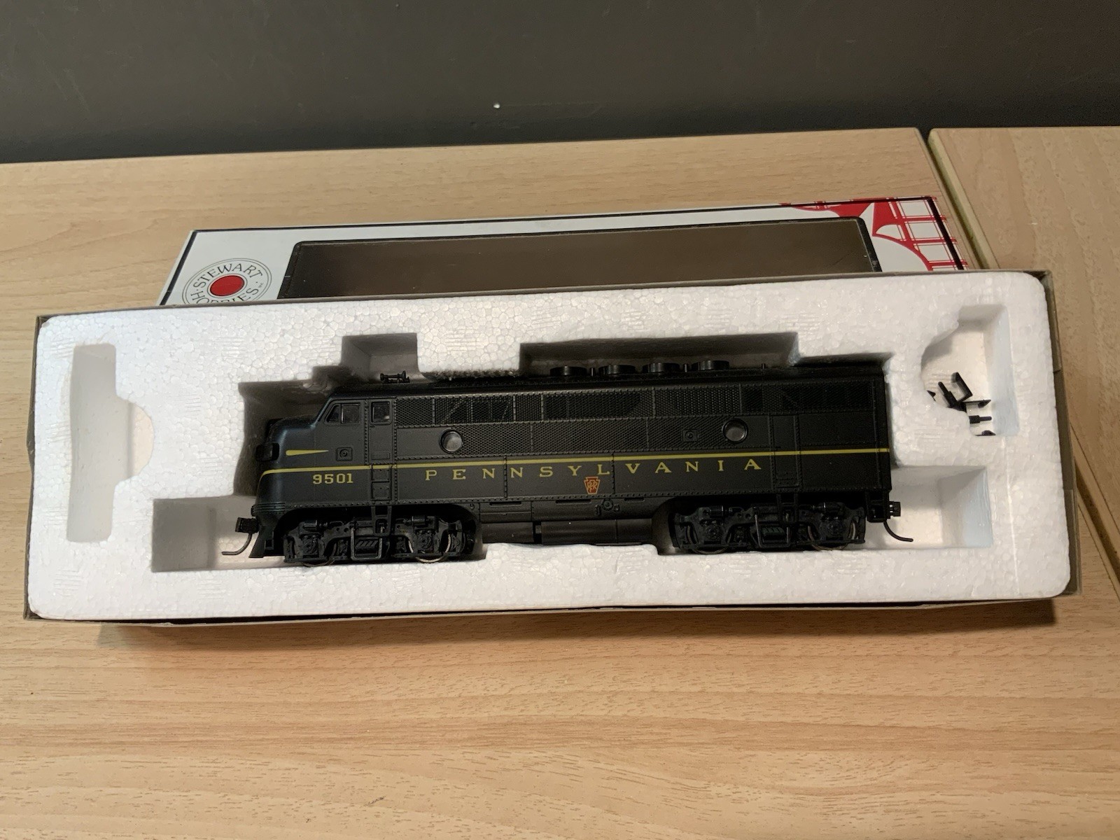 Stewart/Kato 8110 Ho Pennsylvania F3 Phase II “High Fans” Powered Loco PRR #9501