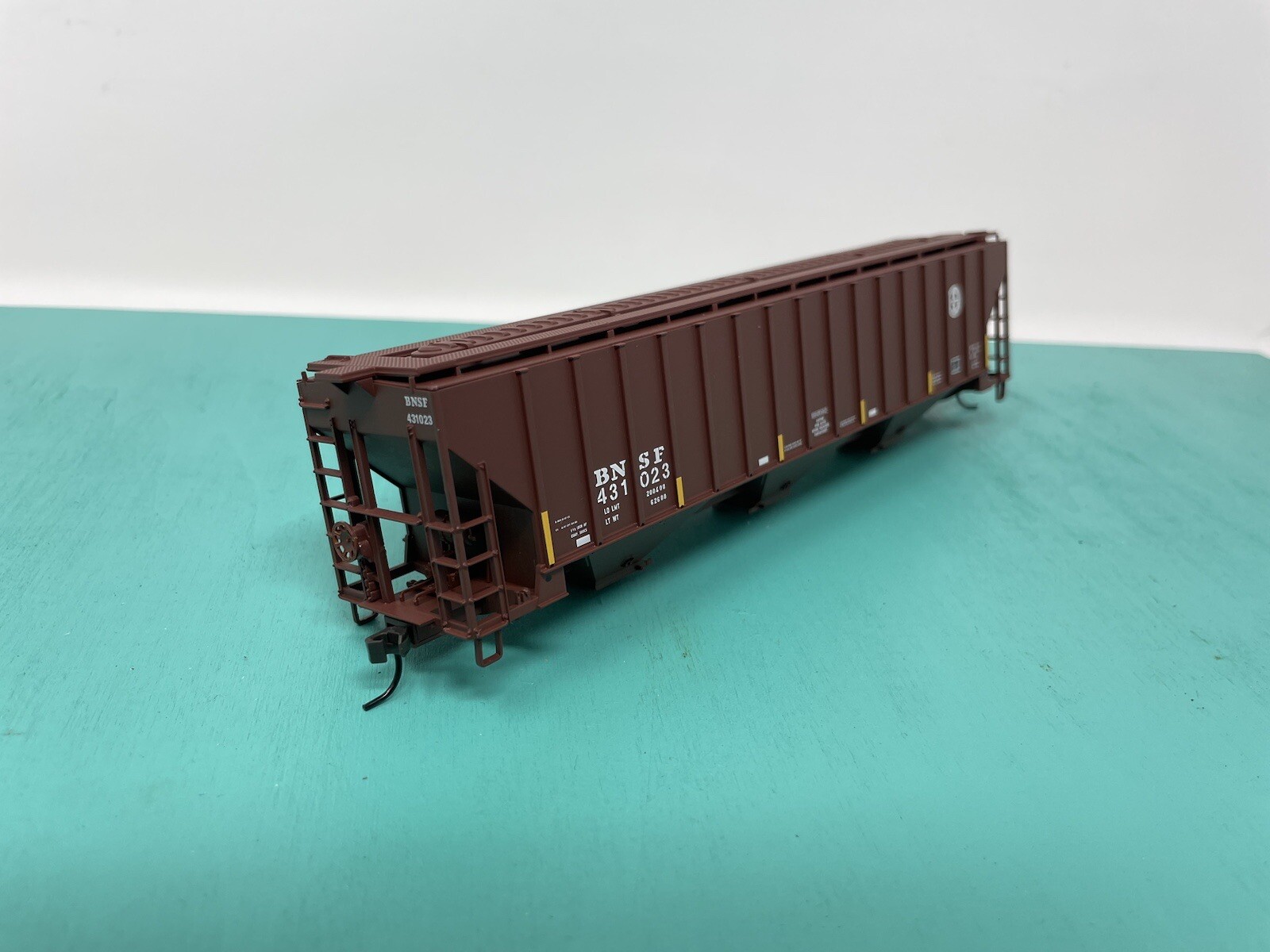 Atlas HO – 4750 Hopper – Missing Trucks No Package – BNSF