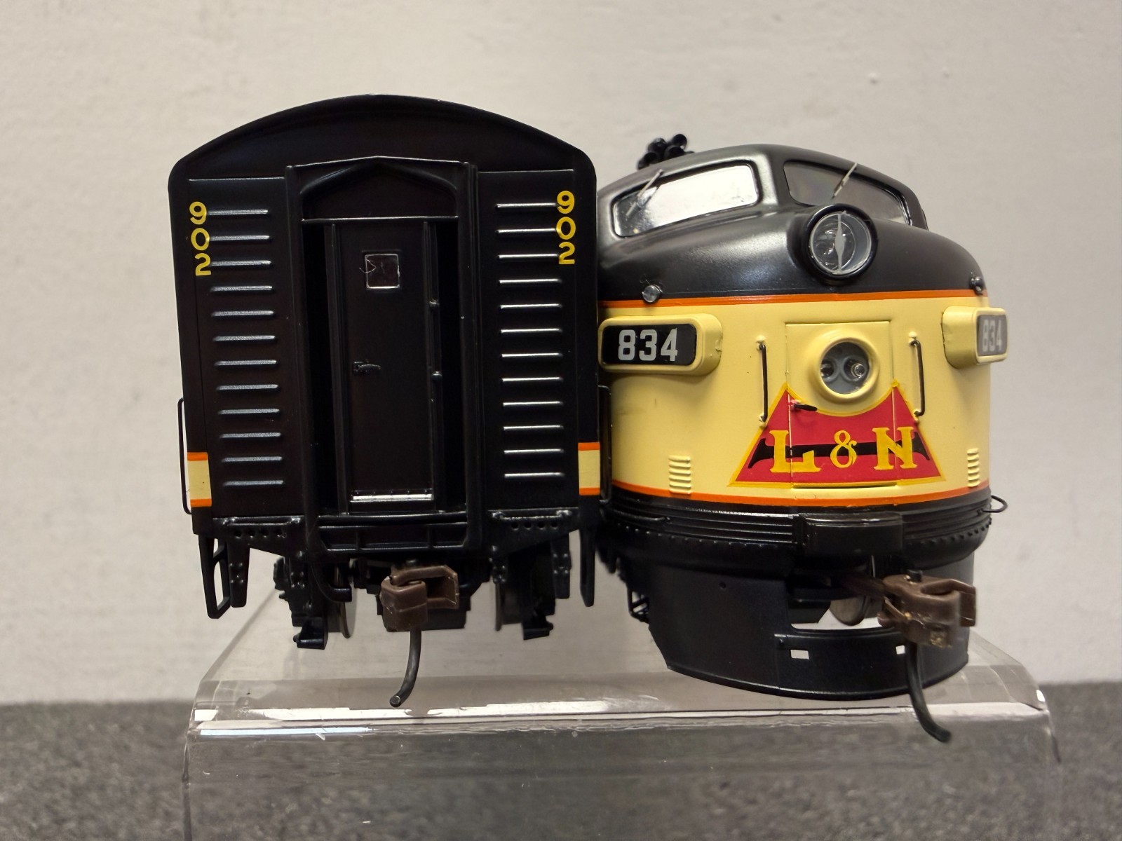 Athearn HO G1521 L & N EMD F7A/F7B Phase 1 Diesels 834 & 902 – DCC Ready