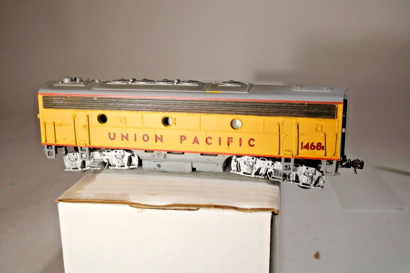 HO UNION PACIFIC 1468B Powered B Diesel Locomotive Yellow, Track Tested