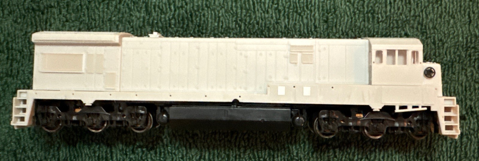 ATLAS # 8500 UNDECORATED GE U33/36C LOCOMOTIVE -NOS In Box-HO SCALE – Test Run.