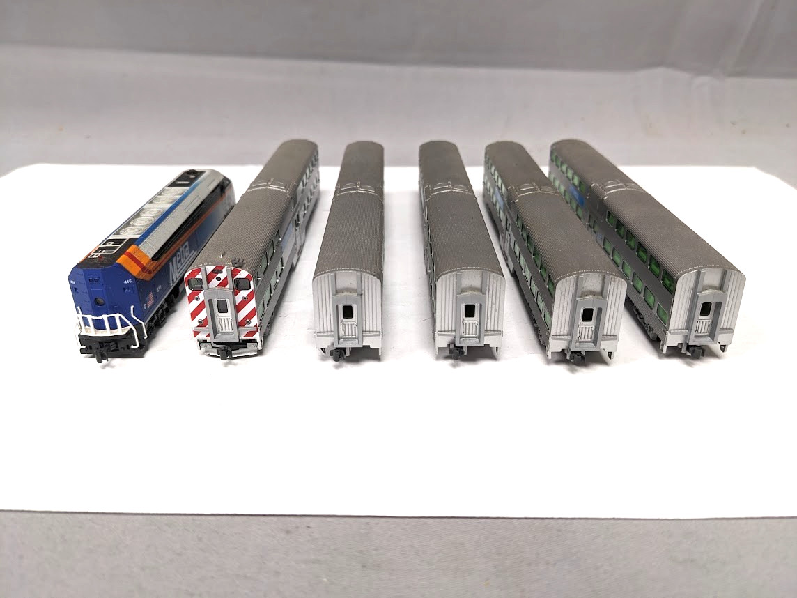 Kato #176-9105 Metra Diesel with #106-8702 5 Car Passenger Set N Scale C-8