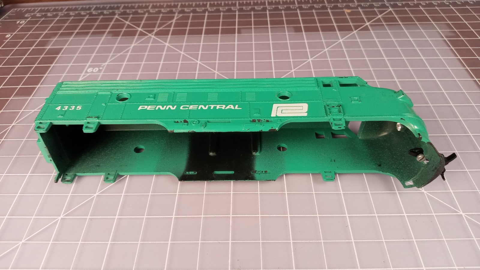HO SHELL green Penn Central F7A, nose insert, screw down coupler BCK