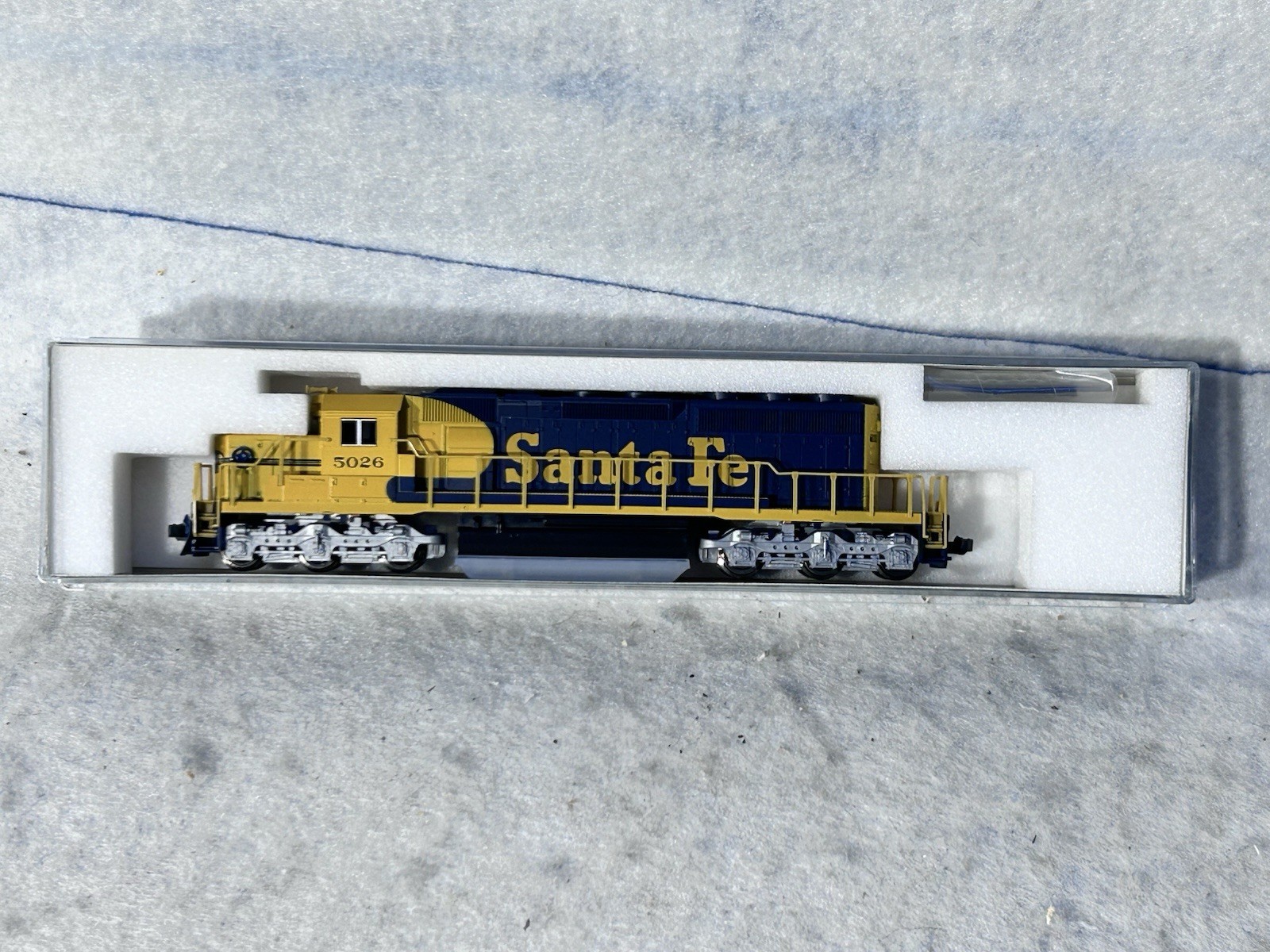 Cool KATO Santa Fe SD-40-2 Snoot Nose Diesel Engine/Caboose Set N Gauge