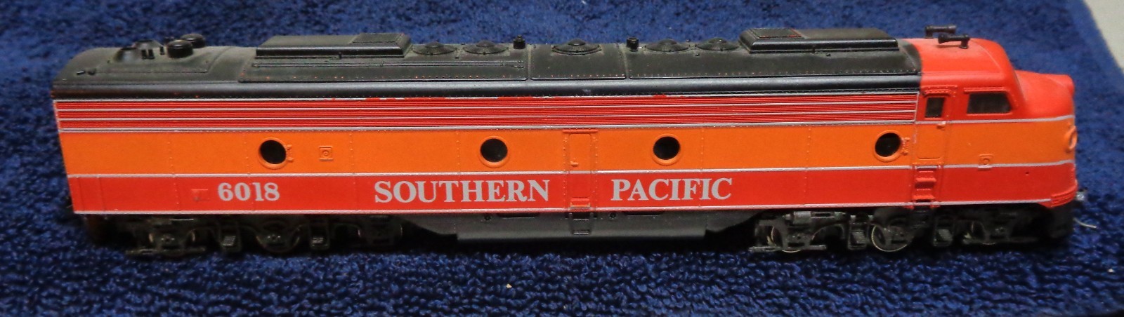 RivaRossi Extended Diesel Locomotive Southern Pacific E8/9A #6018 9 1/2 in