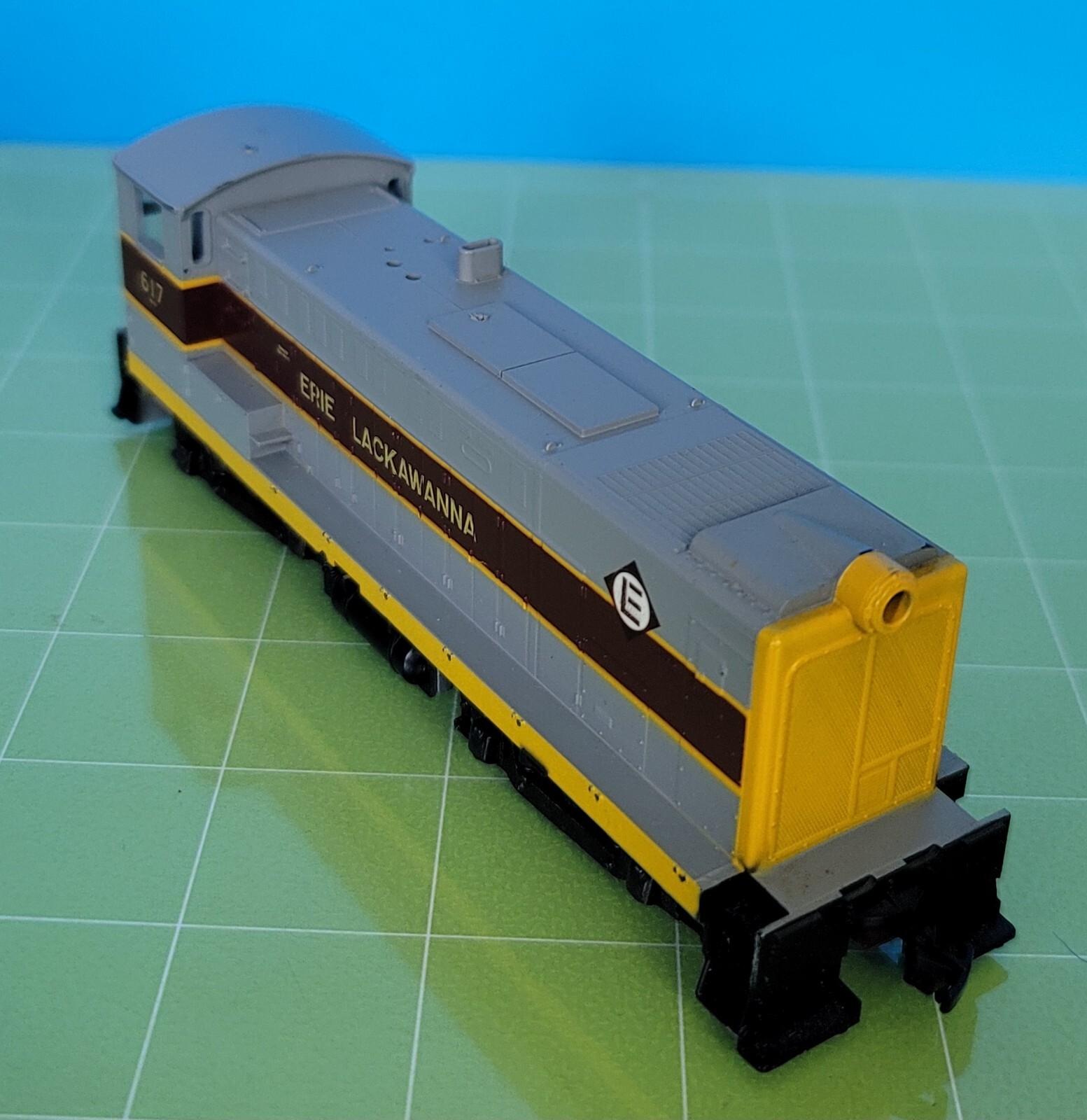 FB1: HO Scale ATHEARN Powered Baldwin S-12 Erie Lackawanna EL #617 3703 w/ Track