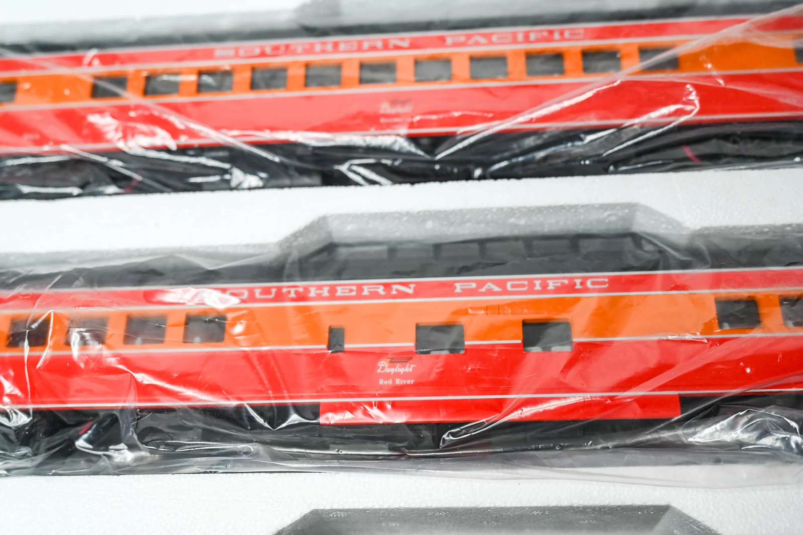 MTH Southern Pacific 5-Car 70’ ABS Streamlined Passenger Set #20-6523 | O Scale