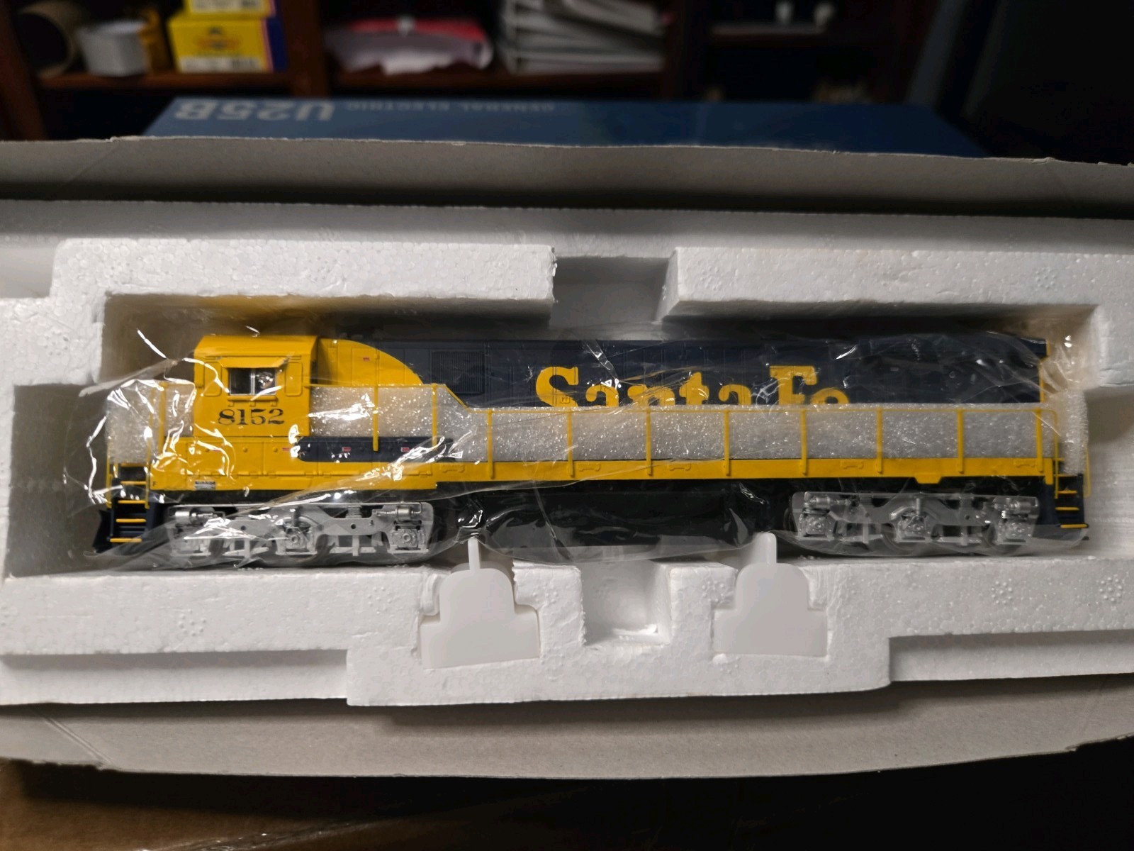 Broadway Limited HO Paragon Series 563 GE C30-7 2 Window AT&SF #8152 Nib