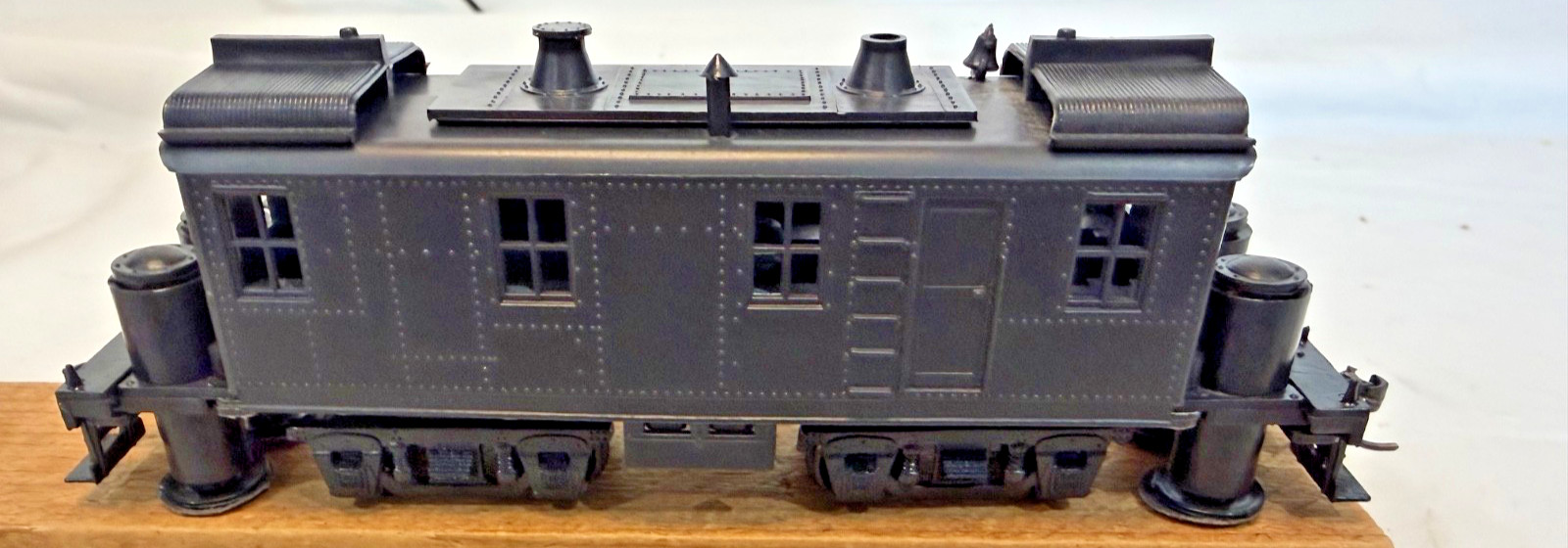 1 Roundhouse ho Scale Non Powered Box Cab Diesel Track Cleaning Car.