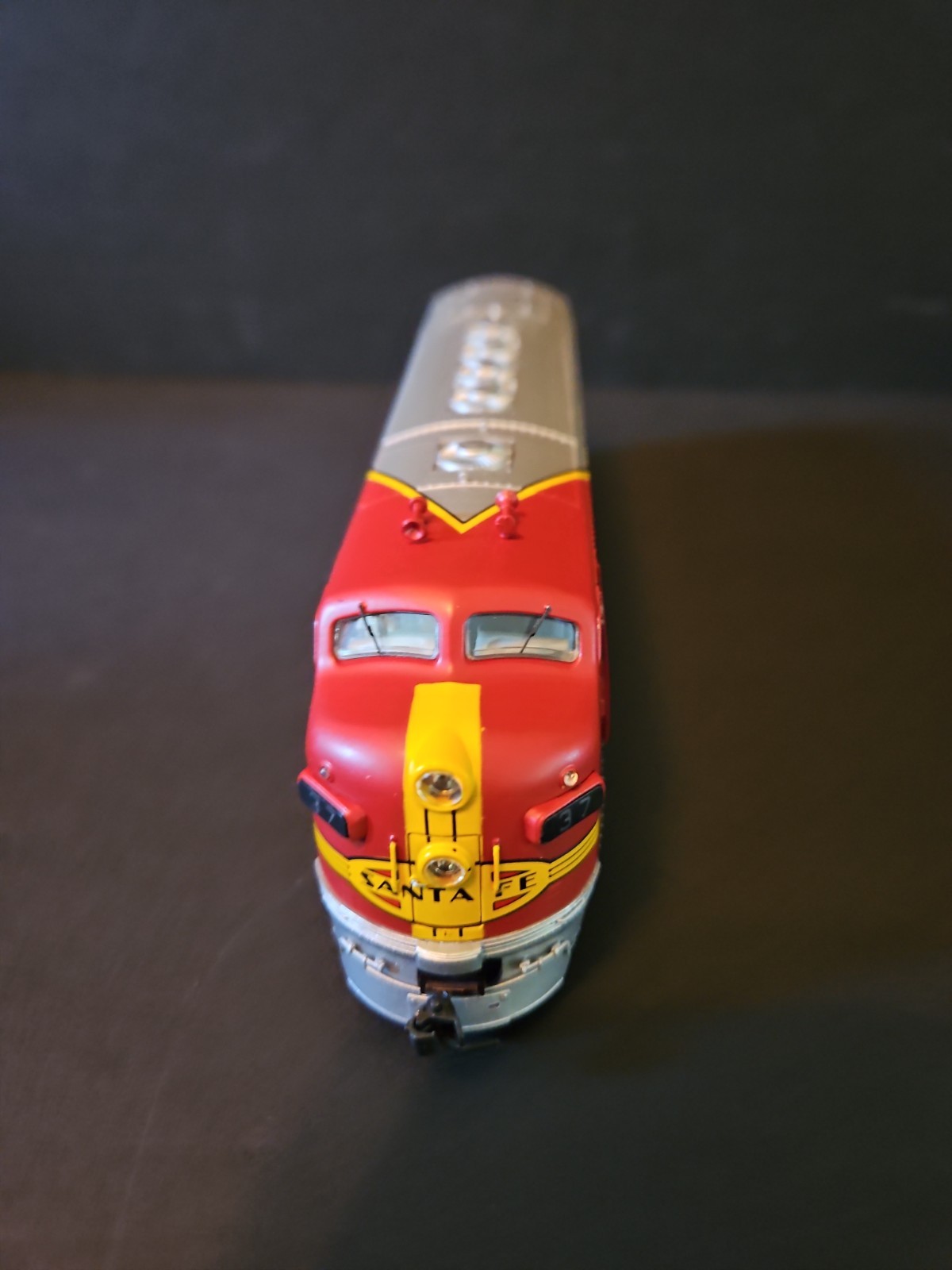 Broadway Limited AT&SF War Bonnet – EMD F7 A AT&SF #37L.