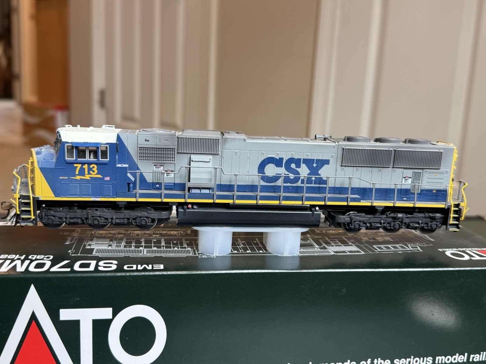 Kato HO Scale EMD SD70MAC CSX 713 YN2 – Lightly Weathered
