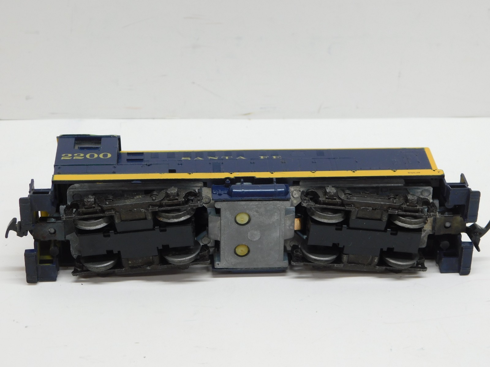 Athearn HO Blue Box Santa Fe S12 Diesel Engine #2200 – Powered Unit