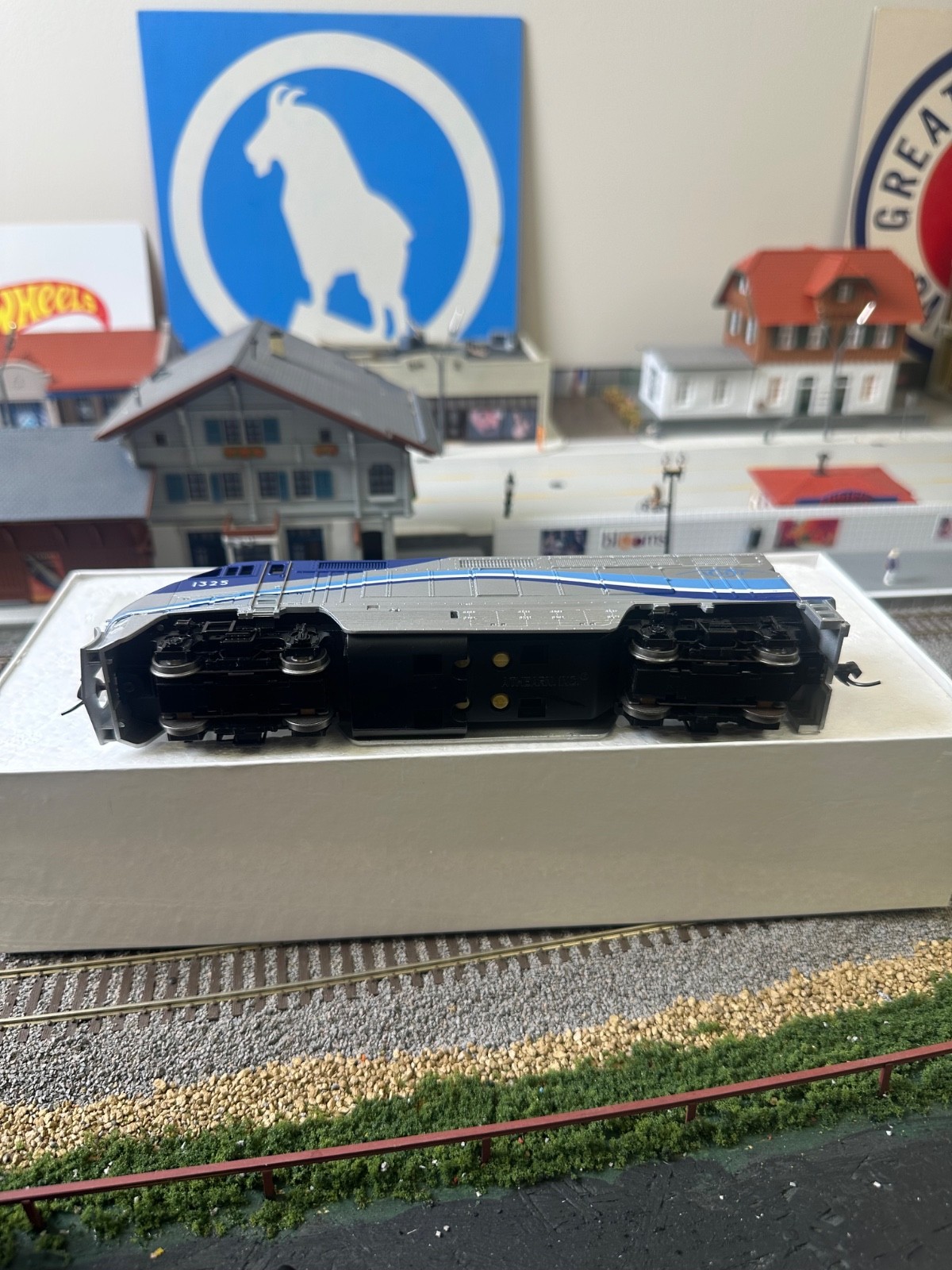 USED ATHEARN # 2618 AMT F59PHI POWERED LOCOMOTIVE # 1325 HO SCALE