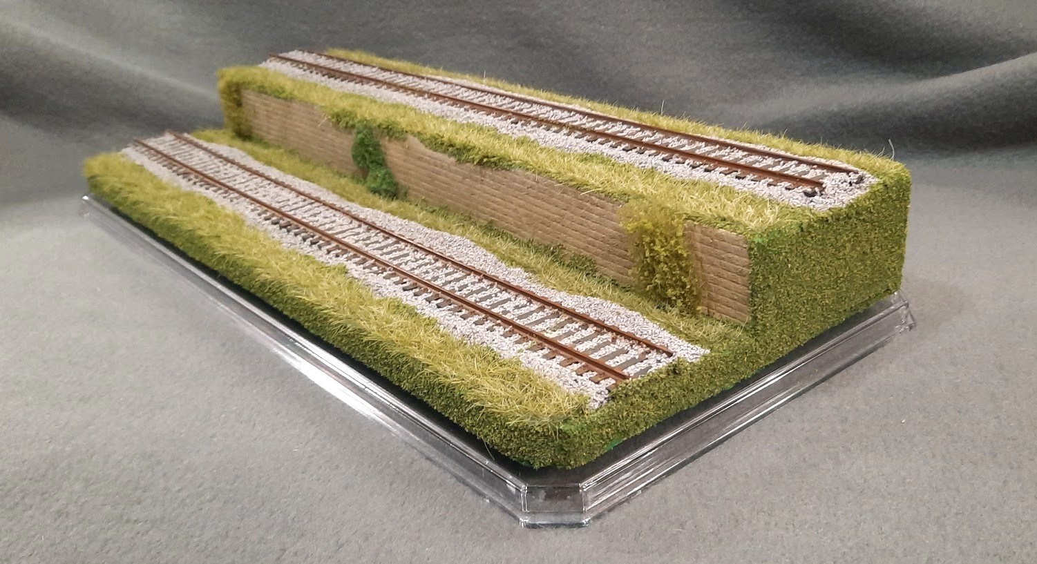 HO SCALE 16″ 2-LEVEL/2 TRACK “TALL GRASS-SUMMER SCENE” -DISPLAY CASE- FOR ALL HO